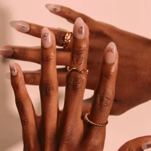 « Nail tattoo » : se faire tatouer les ongles, la nouvelle tendance qui affole la Toile
