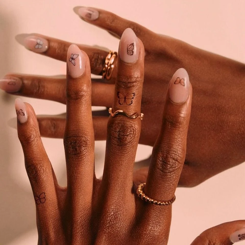 « Nail tattoo » : se faire tatouer les ongles, la nouvelle tendance qui affole la Toile