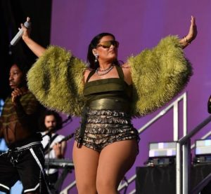 Fière de ses nouvelles formes, Nelly Furtado est applaudie par ses fans