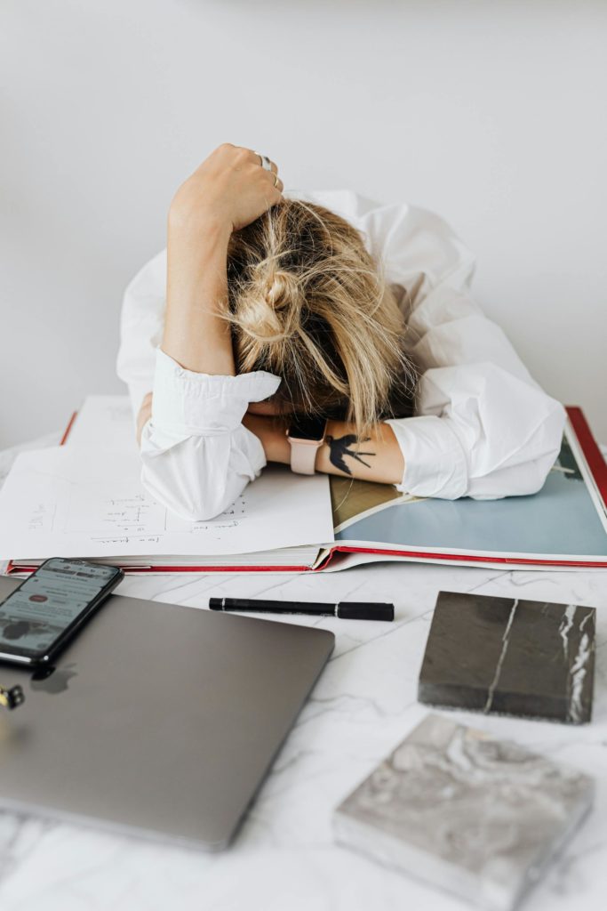 Femme blanche blonde épuisée au bureau