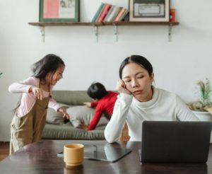 Femme asiatique avec des enfants