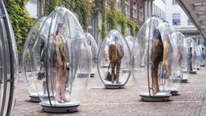 À la Fashion Week, Diesel enferme des mannequins dans des oeufs