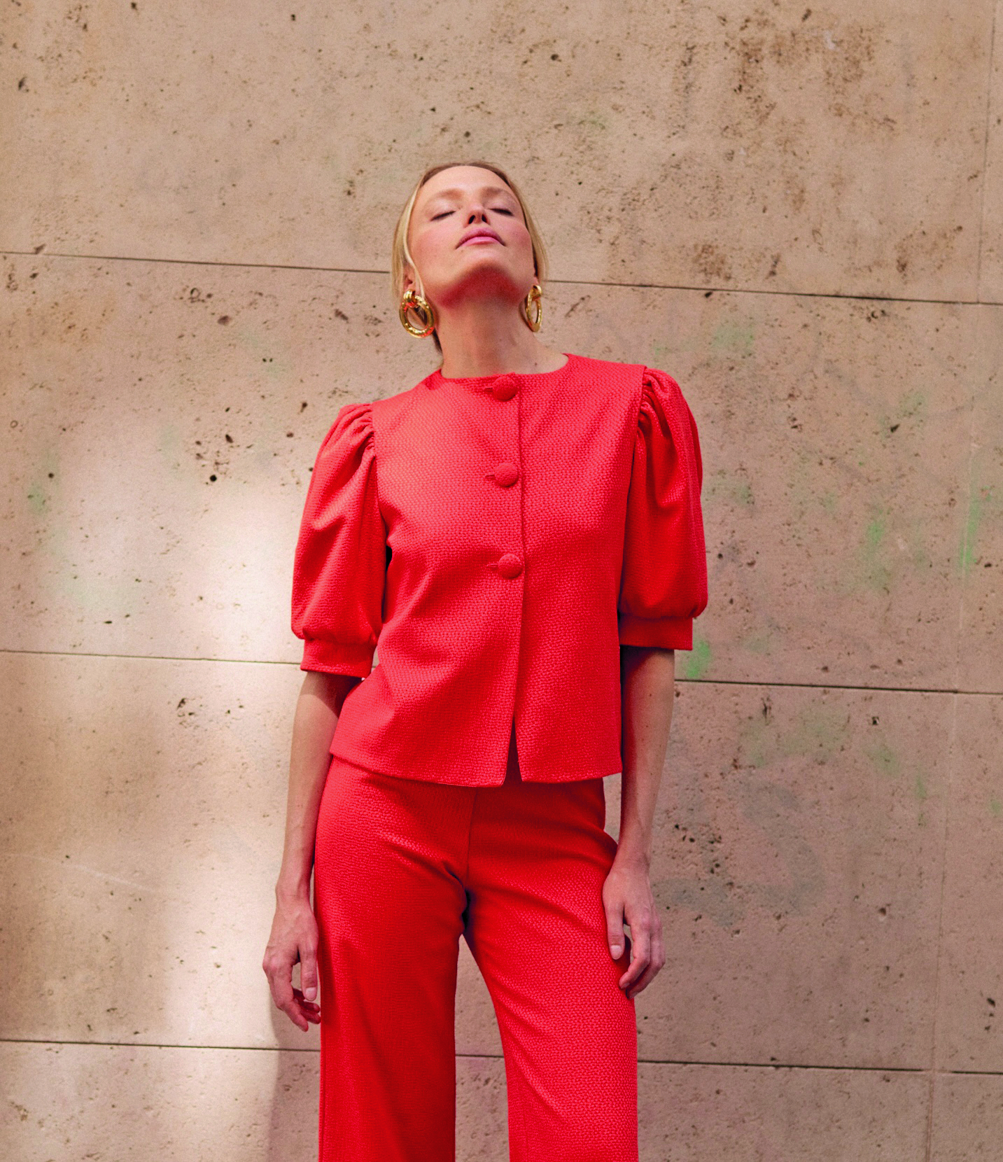 Cinq façons idylliques de porter le rouge cet automne