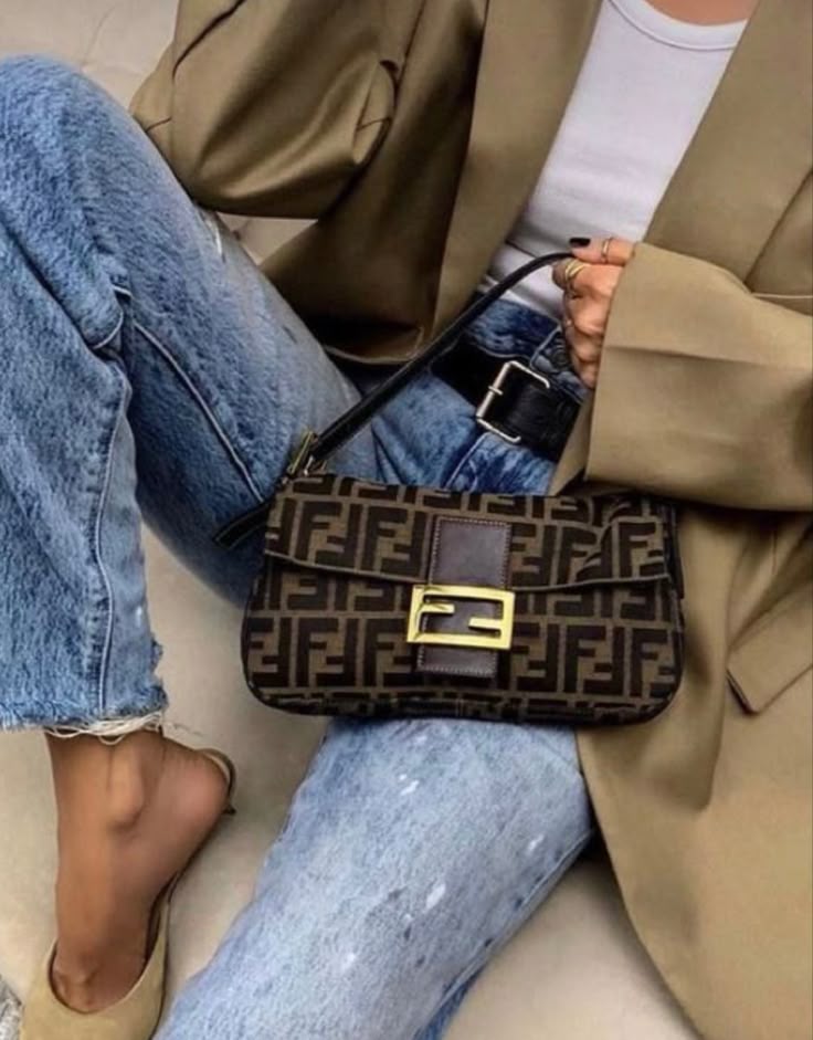 Comment « la Baguette » de Fendi est devenue l’It Bag par excellence