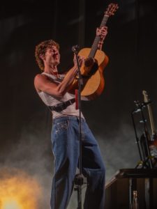 Shawn Mendes sublimé par la marque suisse Bally pour son concert