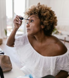 « Le maquillage waterproof accélère la chute des cils »