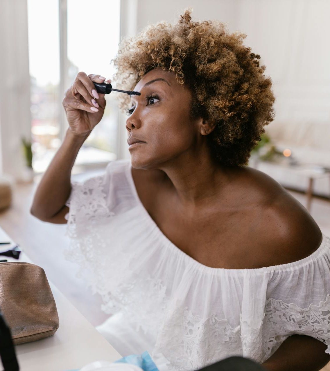 « Le maquillage waterproof accélère la chute des cils »