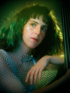 Louise Knobil met toute son authenticité dans un premier album live