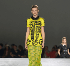 L’été se vêt d’audace colorée chez Dries Van Noten