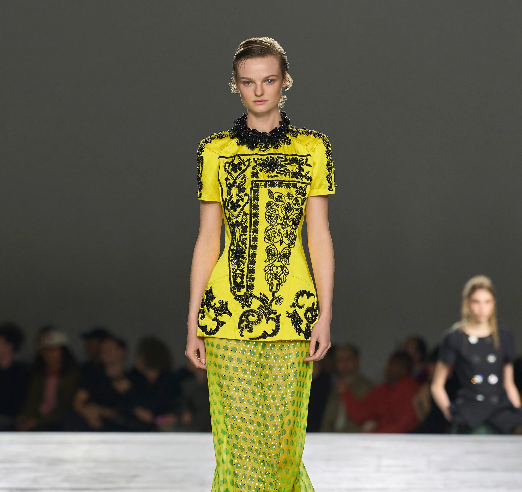 L’été se vêt d’audace colorée chez Dries Van Noten