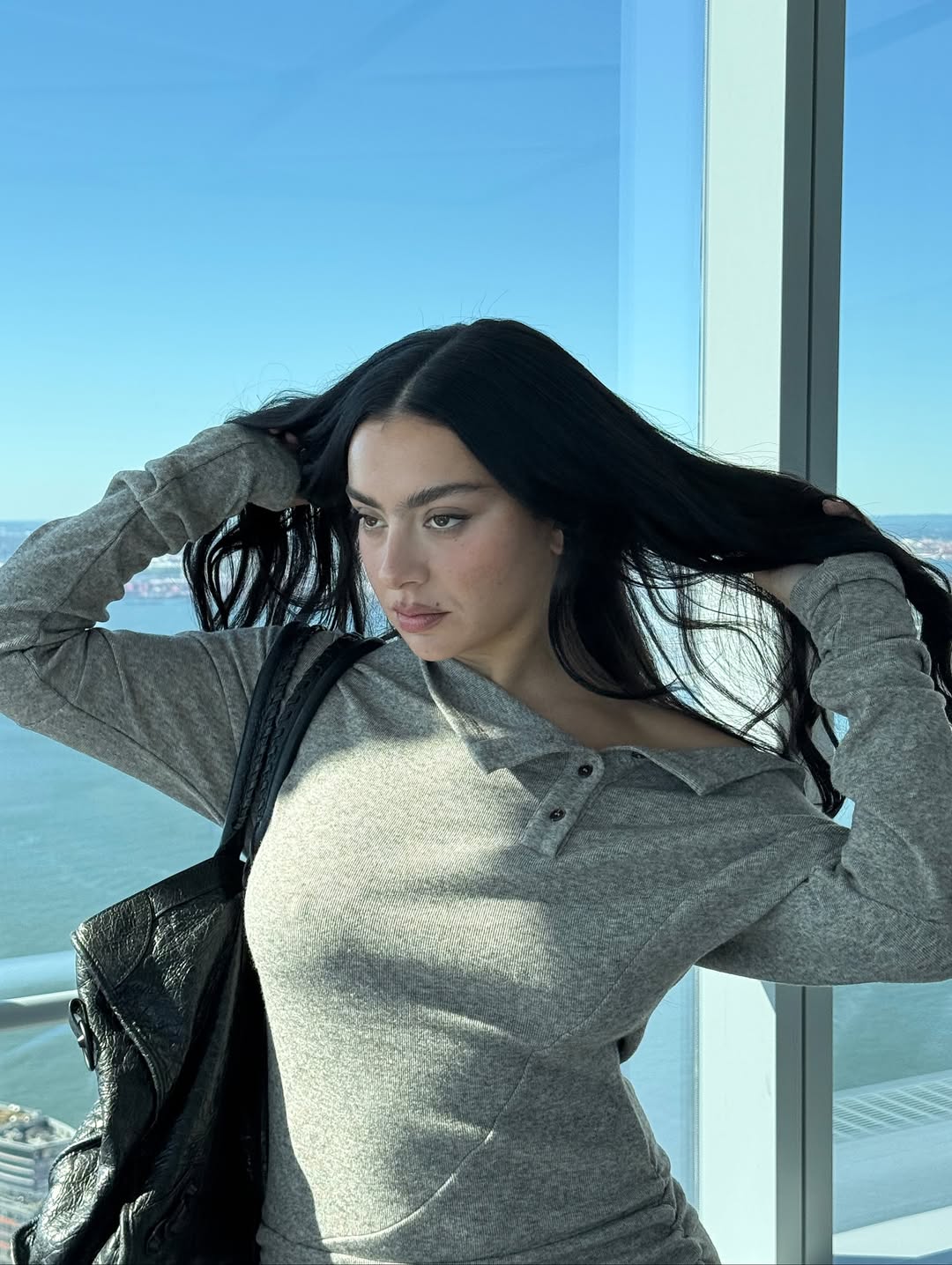 Charli XCX dévoile « Wuthering Heights », son nouvel album gothique