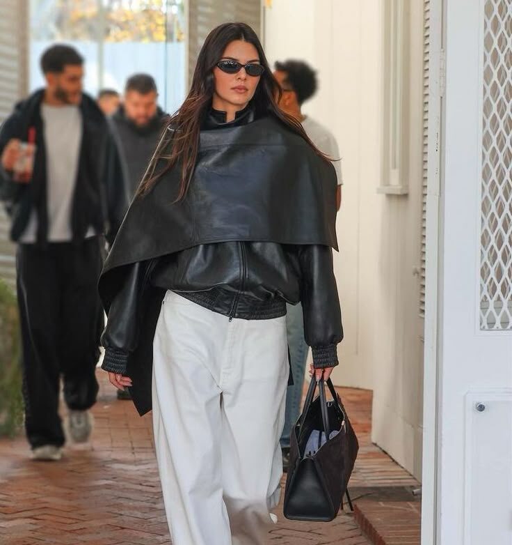 La veste cape signe le retour le plus élégant de la saison