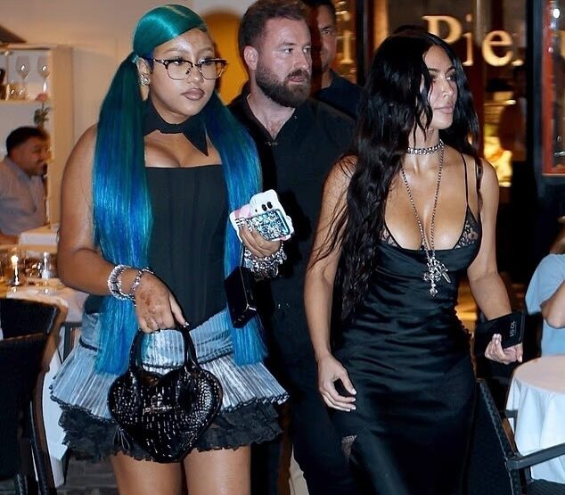 Kim Kardashian défend les tattoos et piercings de sa fille de 12 ans