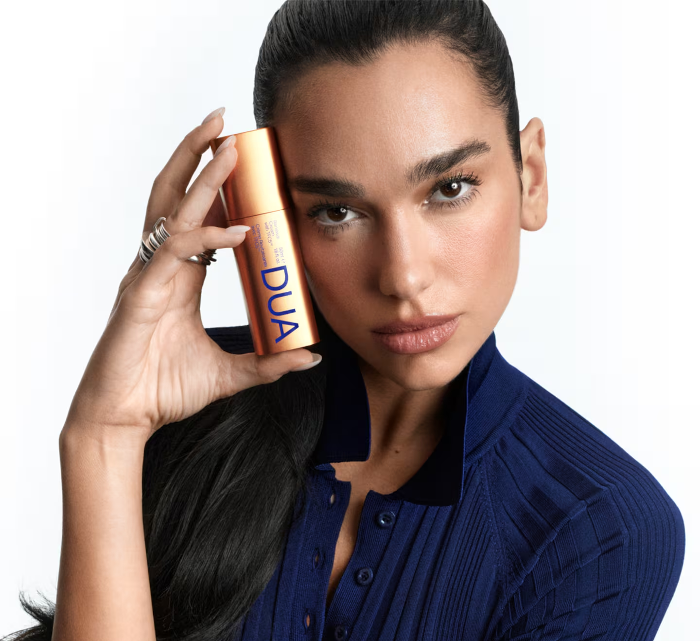 Dua Lipa lance sa ligne de soins et dévoile les secrets de son teint parfait