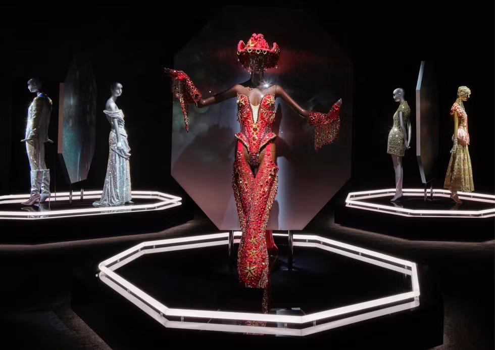 Cette expo à voir absolument réunit les robes de cristal de Marilyn Monroe, Beyoncé et Cher