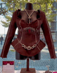 À Genève, ce corset en cuir de chocolat fait fondre les passionnés de mode et de patisserie