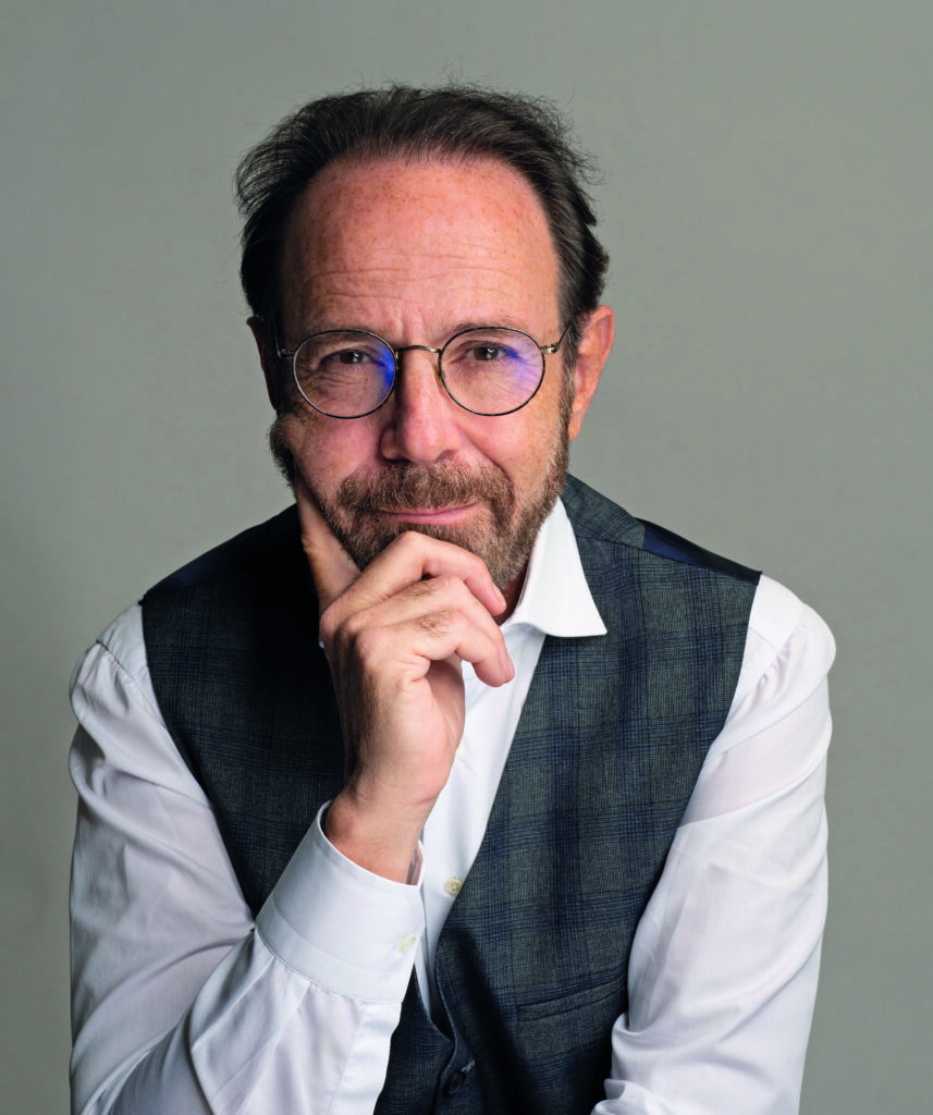 L’image actuelle n’a pas de texte alternatif. Le nom du fichier est : 2024-MARC-LEVY-©-David-Ken--scaled.jpg