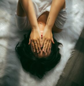 Aimer et détester en même temps : comment surmonter l&rsquo;ambivalence émotionnelle