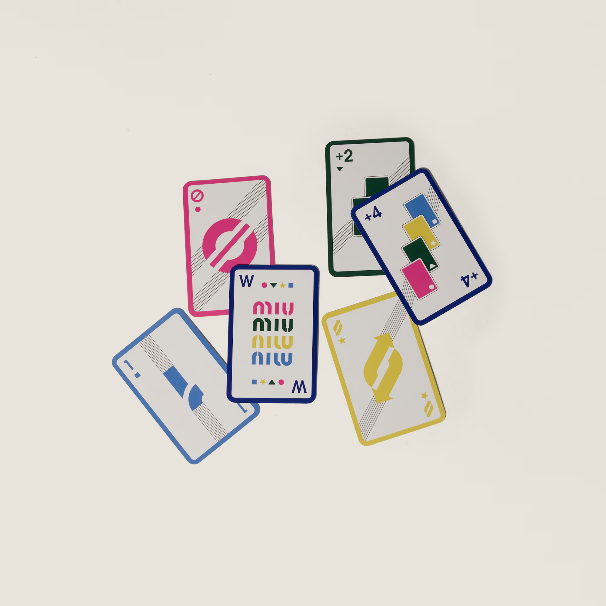 Miu Miu s’associe à Uno pour un jeu de cartes ultra mode