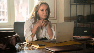 Sylvie Grateau (Philippine Leroy-Beaulieu) avec un porte-document Lucrin dans la saison 5 d’Emily in Paris.