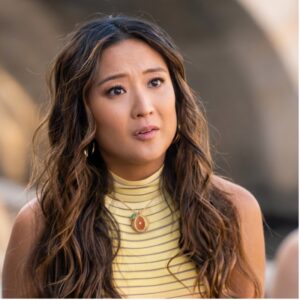 Ashley Park portant le collier "Eden Scarf Ring" de Fullord, dans la saison 5 d'Emily in Paris.