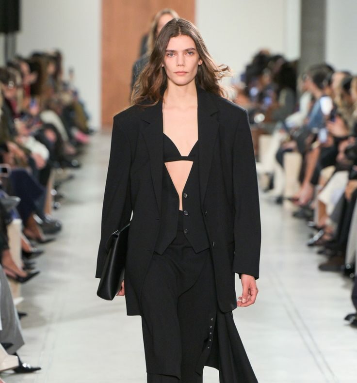 « Peek-a-bra » : la nouvelle tendance qui expose le soutien-gorge avec style