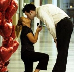 Une femme demande en mariage un homme.