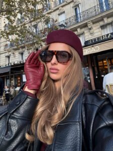 Influenceuse gants en cuir bordeaux