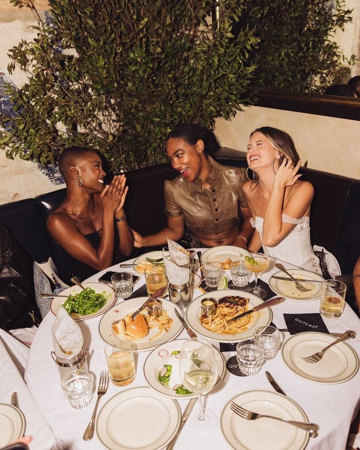 groupe de femmes en train de manger à table