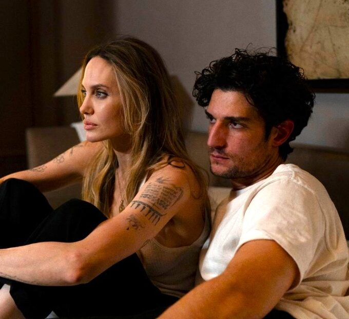 Angelina Jolie et Louis Garrel dans «Coutures» © Carole Bethuel