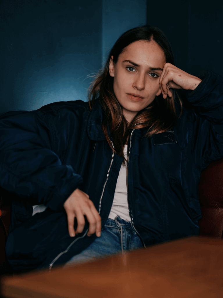 L’image actuelle n’a pas de texte alternatif. Le nom du fichier est : Isaline-Prevost-Radeff-©Cecile-Burban.png