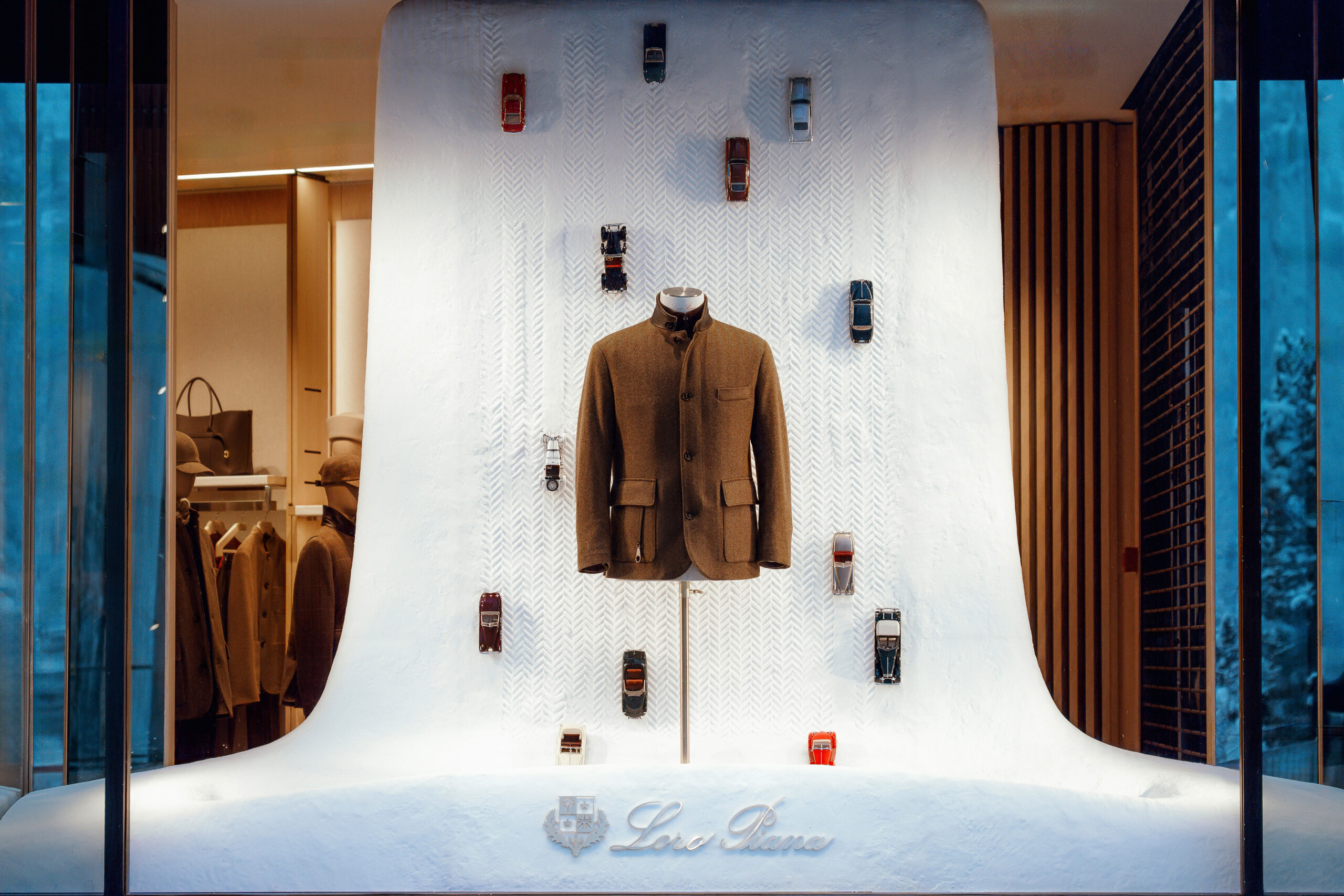 Loro Piana signe une collection capsule exclusive en Suisse taillée pour le volant