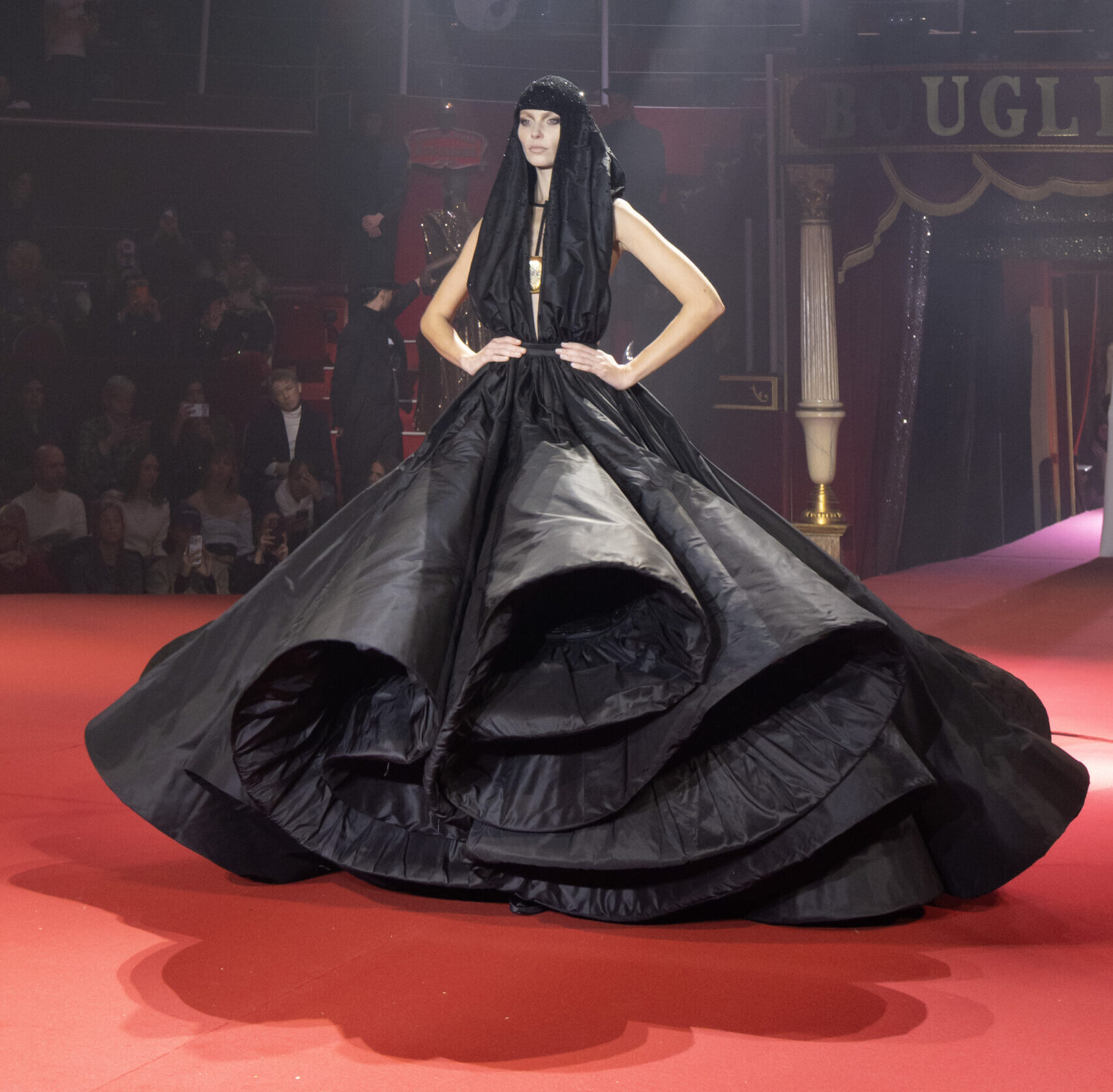Stéphane Rolland signe le final le plus spectaculaire de la Haute couture week 2026