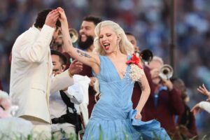 Super Bowl 2026 : la symbolique touchante de la robe de Lady Gaga en dansant avec Bad Bunny