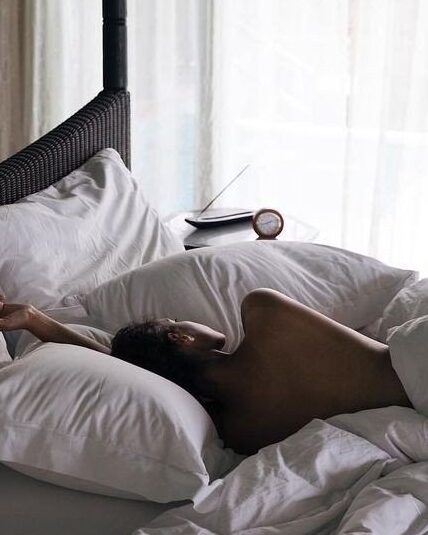 Femme noire en train de dormir