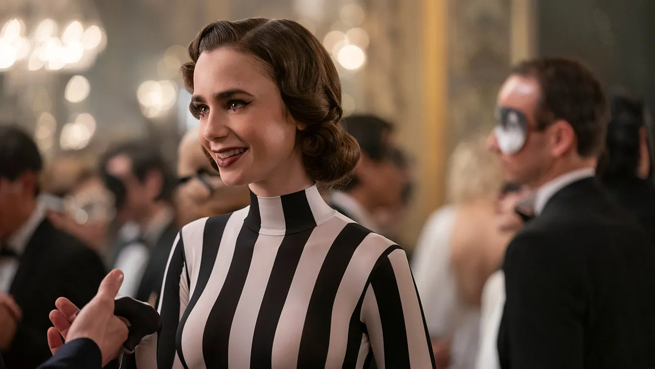 Lily Collins dans le rôle d'Emily Cooper dans la saison 5 d'Emily in Paris.