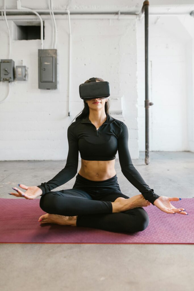 Femme qui fait du yoga avec un casque VR
