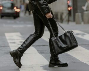 Femme qui marche dans la rue bottes noires
