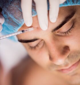 homme en train de faire des injections