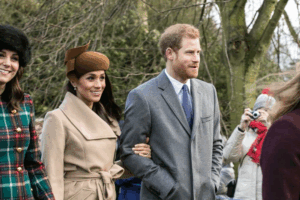 Le prince Harry et Meghan Markle avec d'autres membres de la famille royale britannique allant à l'église de Sandringham pour la fête de Noël 2017.