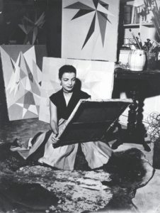 Lygia Clark durant les années 1950 dans son atelier à Rio.