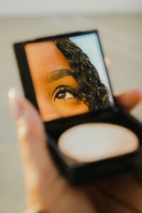 Femme noire maquillage yeux