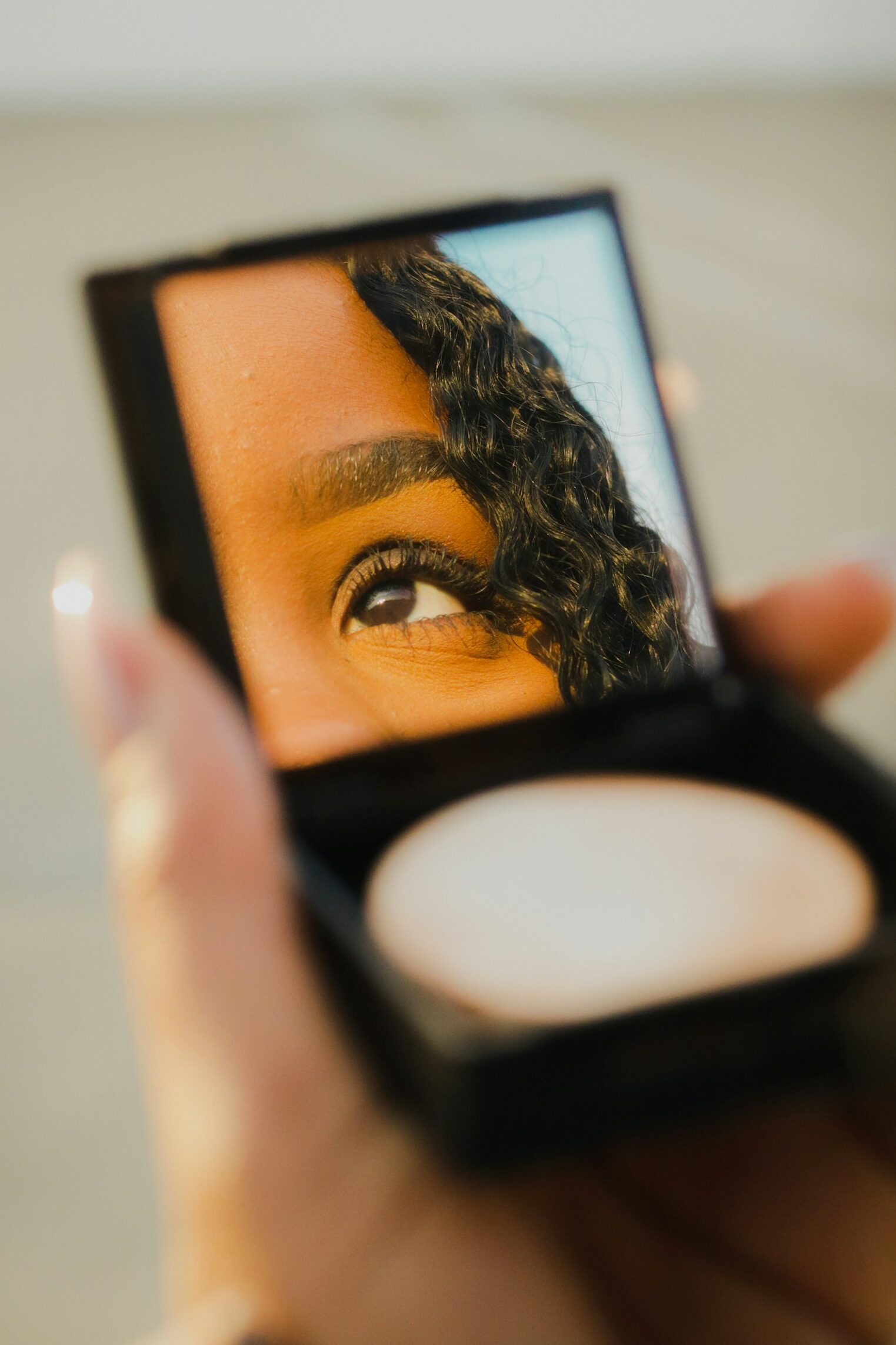 Femme noire maquillage yeux