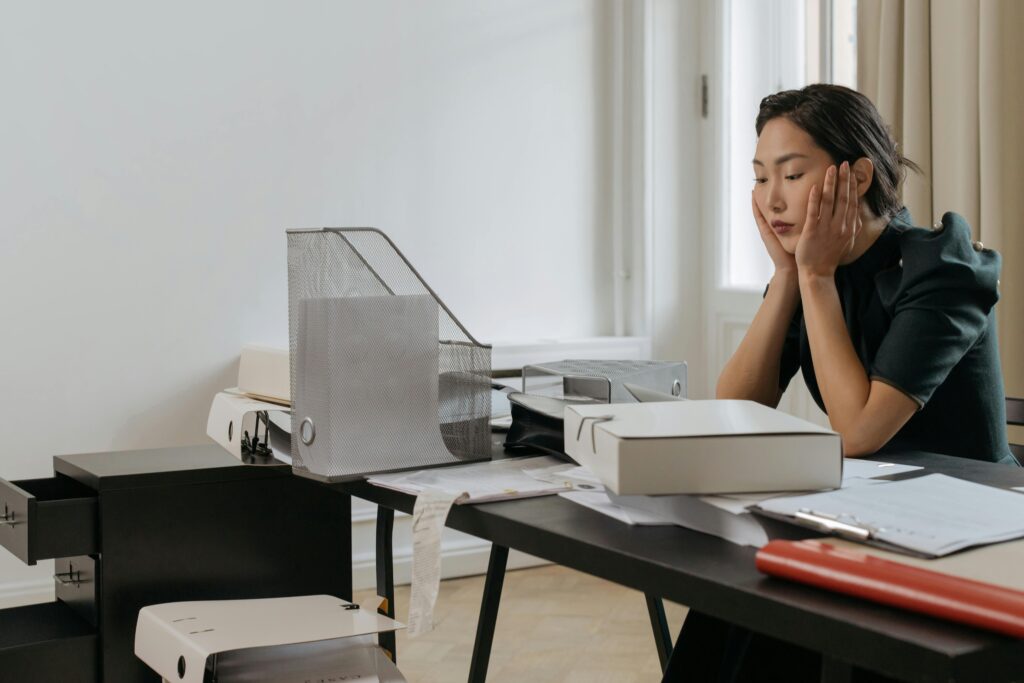 Femme asiatique s'ennuyant au bureau