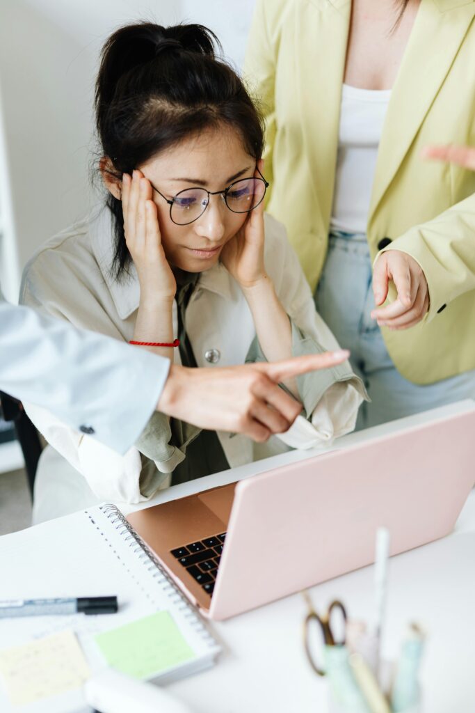 Femme asiatique agacée au bureau