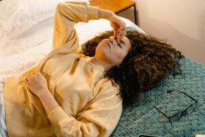 femme rousse fatiguée sur son lit