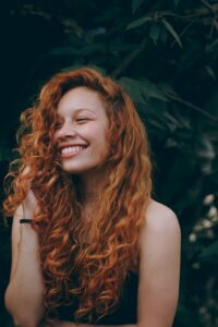 Femme blanche rousse souriant