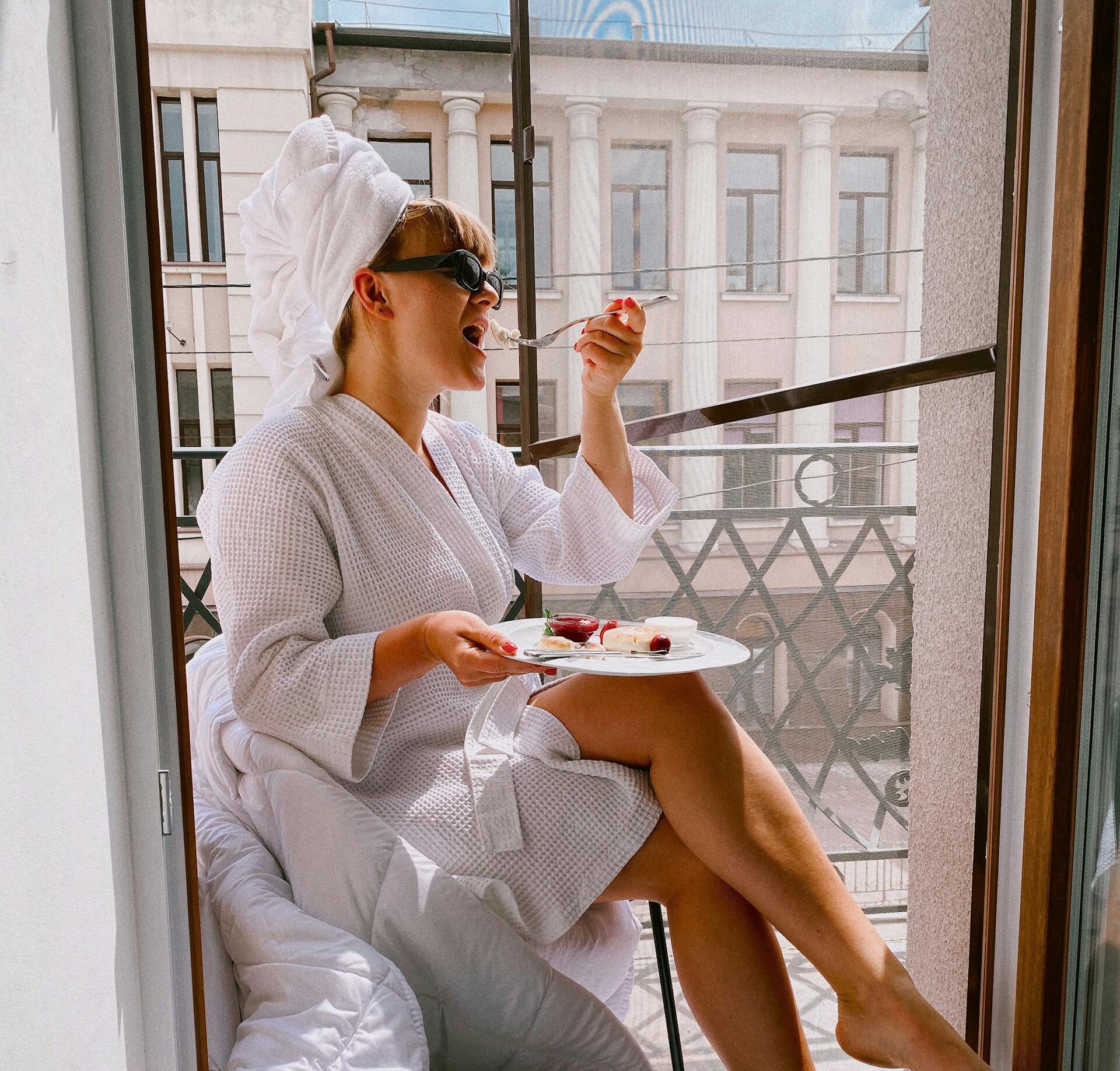 Pourquoi mange-t-on plus avant les règles (et comment calmer les fringales) ?