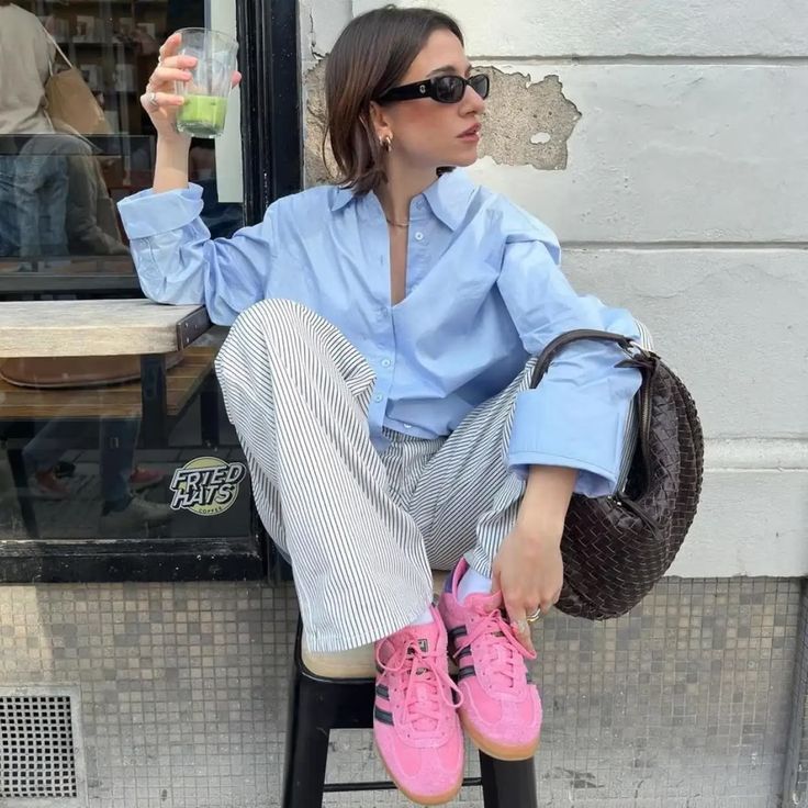 Oubliez le blanc ! Les baskets colorées font leur grand retour ce printemps : notre sélection