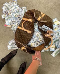 sac louis vuitton rempli de billets de dollars